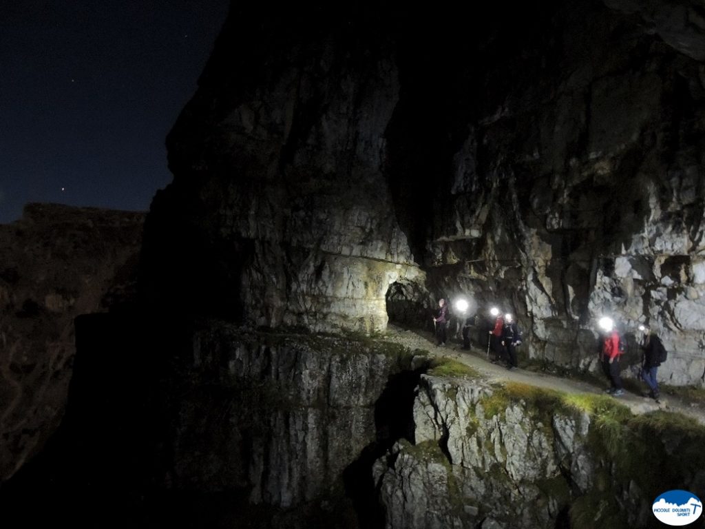 strada delle 52 gallerie in notturna