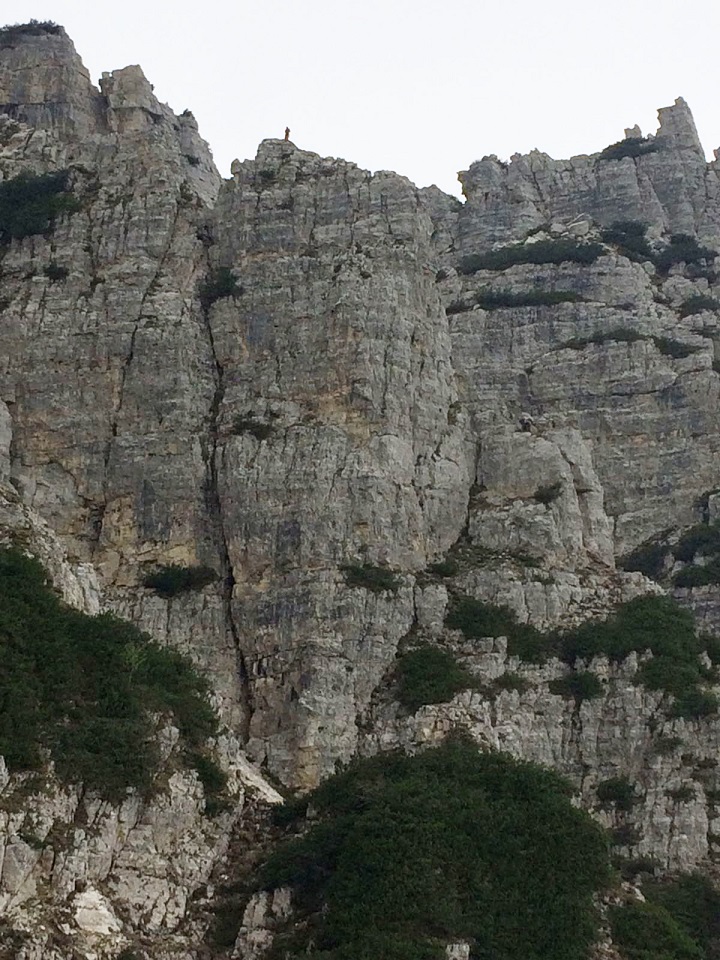 ALPINISTI LUNGO LA CRESTA FINALE DURANTE LA CAVALCATA INTEGRALE