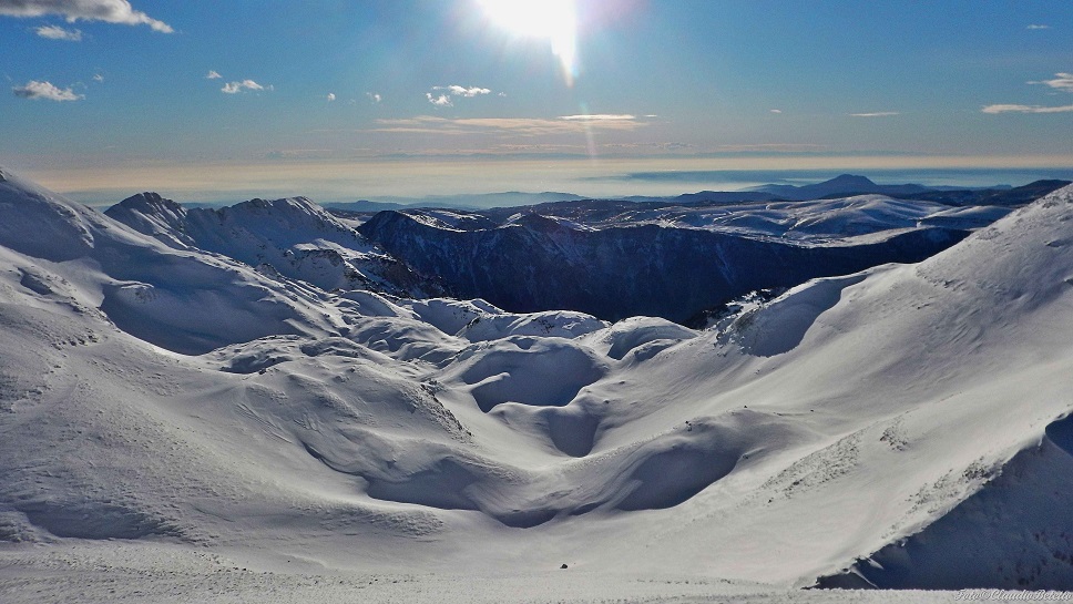 Campi infiniti di neve dalla cima del Cherlong