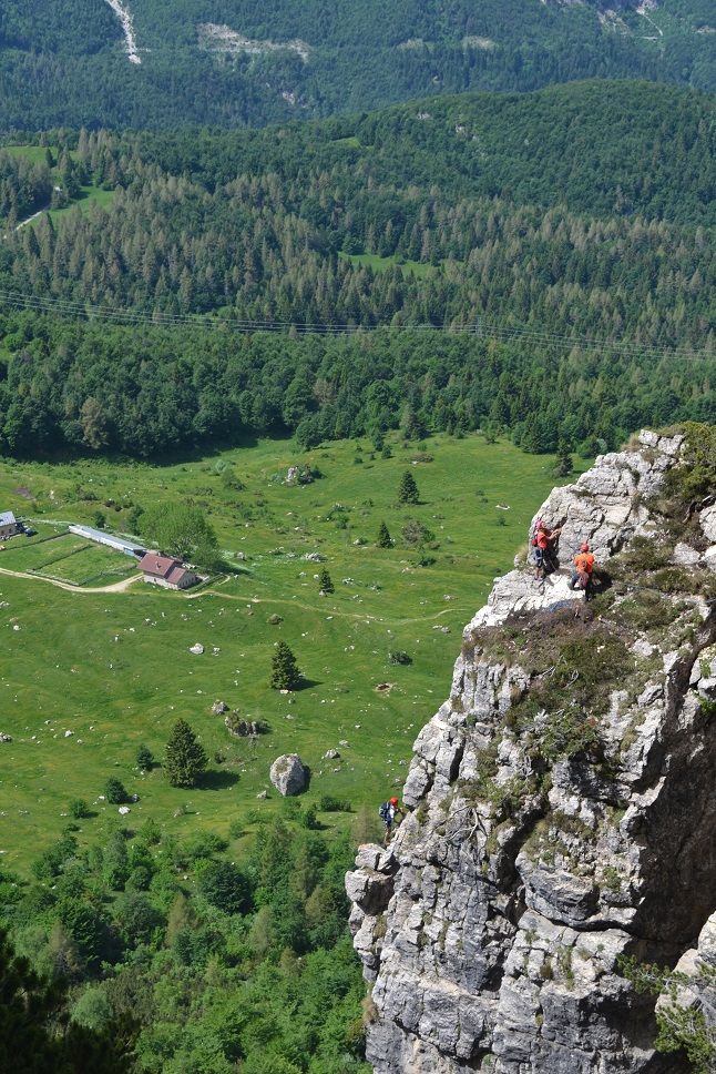 Alpinisti durante la salita, sullo sfondo Malga Bovental