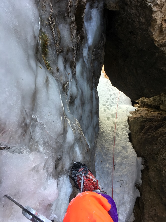 SETTIMA LUNGHEZZA - COLATA GHIACCIATA IN USCITA DAL BUDELLO