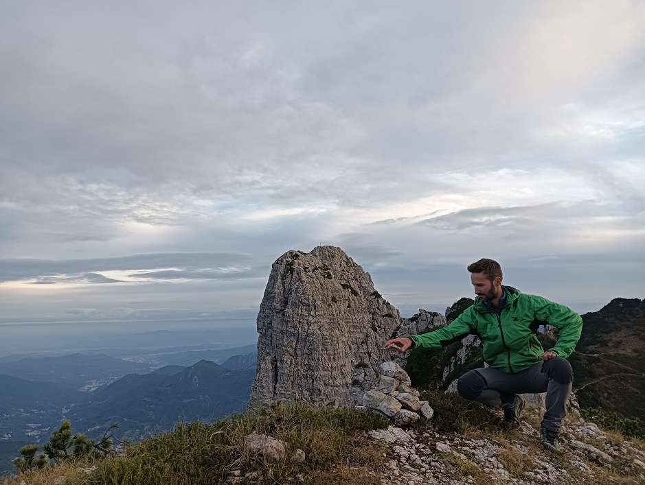 La posa dell'omino di pietra sulla Cima dell'Apostolo