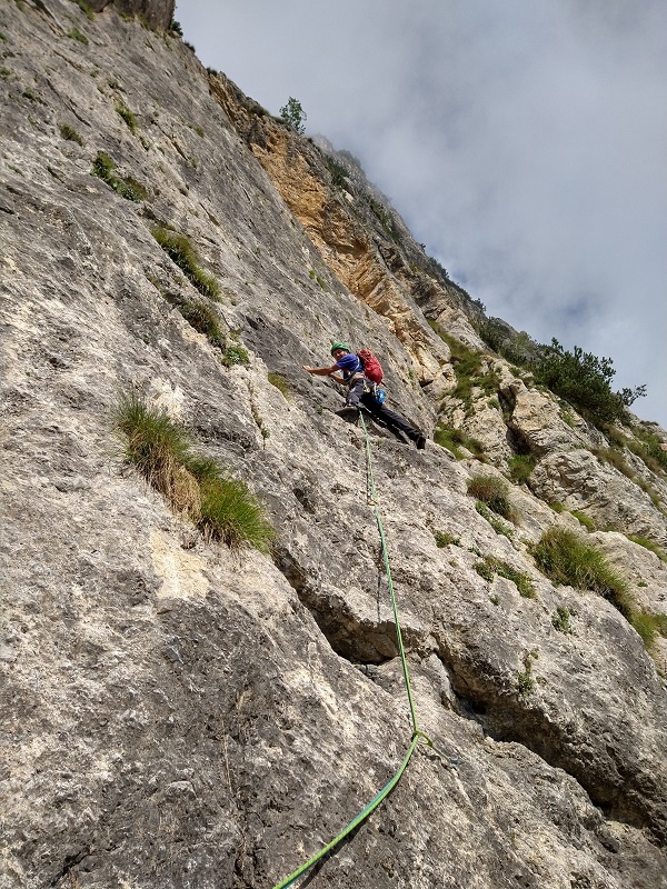 Mario Brighente sulle placche di ottima roccia di L3