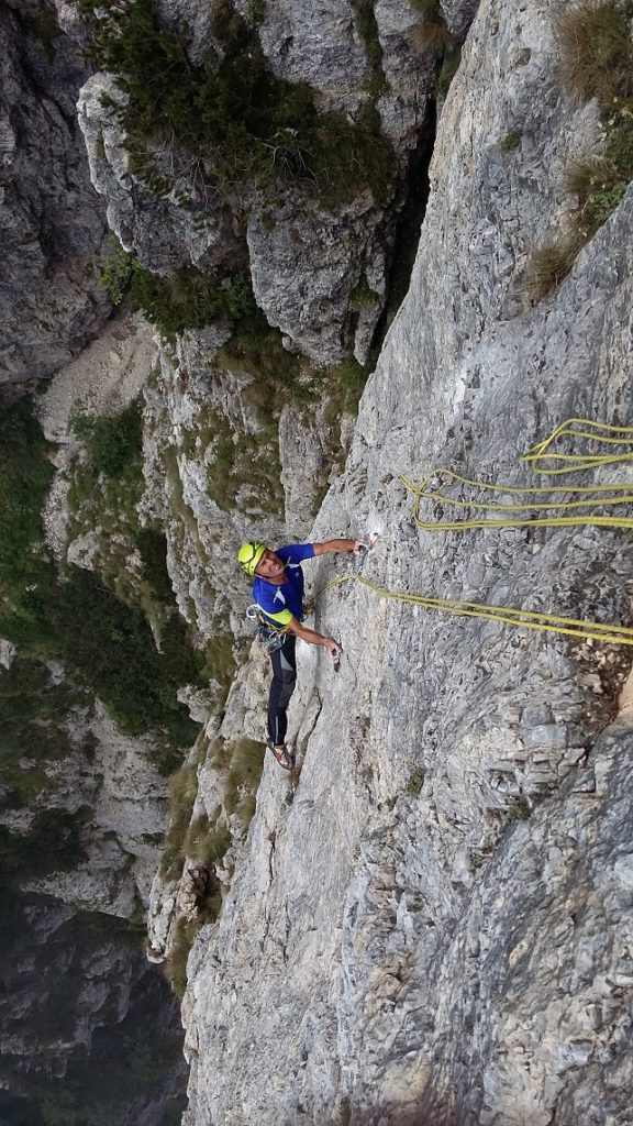 Mario Brighente sulla verticale placconata di L8